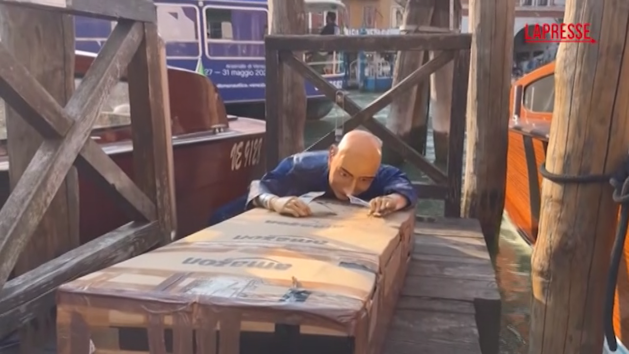 venezia manichino di jeff bezos a grandezza naturale nel canal grande