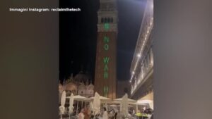 Venezia, “No space 4 Bezos”: il video dei laser sul campanile di San Marco