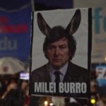 Argentina, studenti e professori in piazza contro i tagli di Milei: le immagini