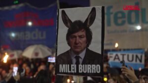 Argentina, studenti e professori in piazza contro i tagli di Milei: le immagini