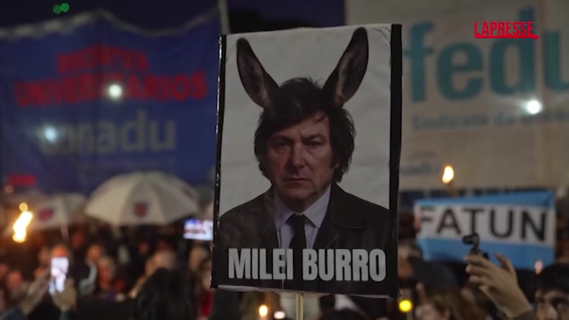 Argentina, studenti e professori in piazza contro i tagli di Milei: le immagini Argentina, studenti e professori in piazza contro i tagli di Milei: le immagini
