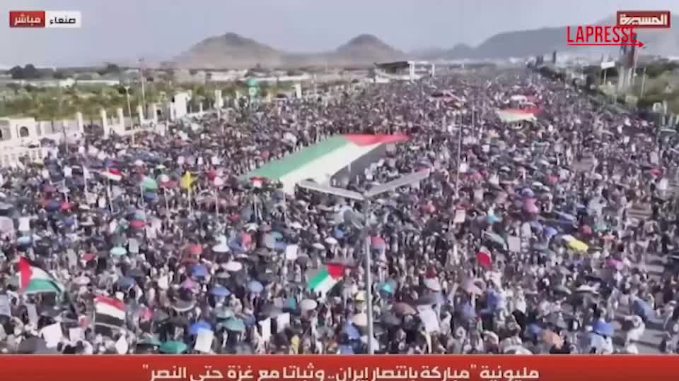 Yemen, migliaia in piazza per mostrare solidarietà a Gaza Yemen, migliaia in piazza per mostrare solidarietà a Gaza