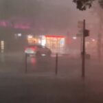 Violente tempeste sulla Francia. Parigi in tilt: strade allagate e alberi abbattuti