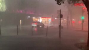 Violente tempeste sulla Francia. Parigi in tilt: strade allagate e alberi abbattuti