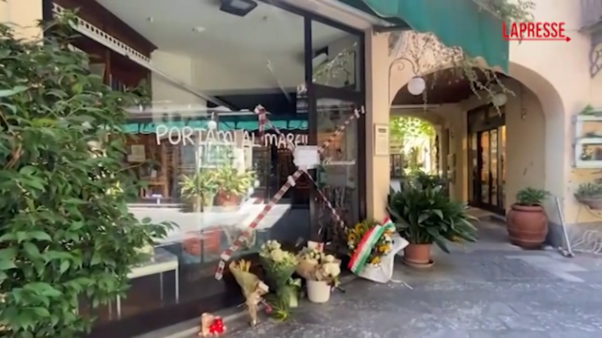 Busto Arsizio, fiori all’ingresso del negozio luogo dell’omicidio: le immagini