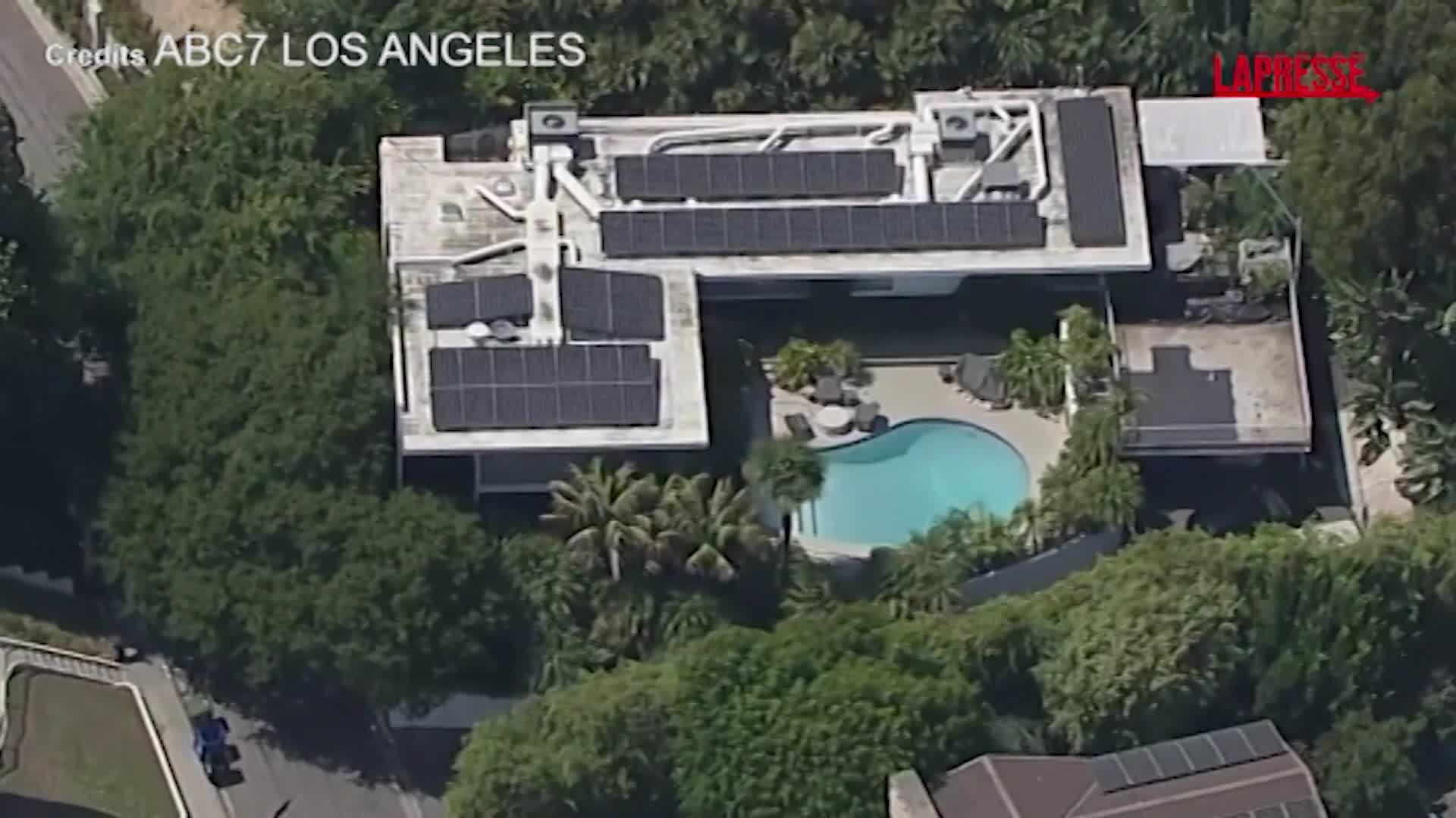 Los Angeles, ladri saccheggiano la mega villa di Brad Pitt: le immagini dal drone Los Angeles, ladri saccheggiano la mega villa di Brad Pitt: le immagini dal drone