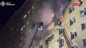 Ucraina, attacco russo a Odessa causa due morti e 14 feriti: il video dei soccorsi