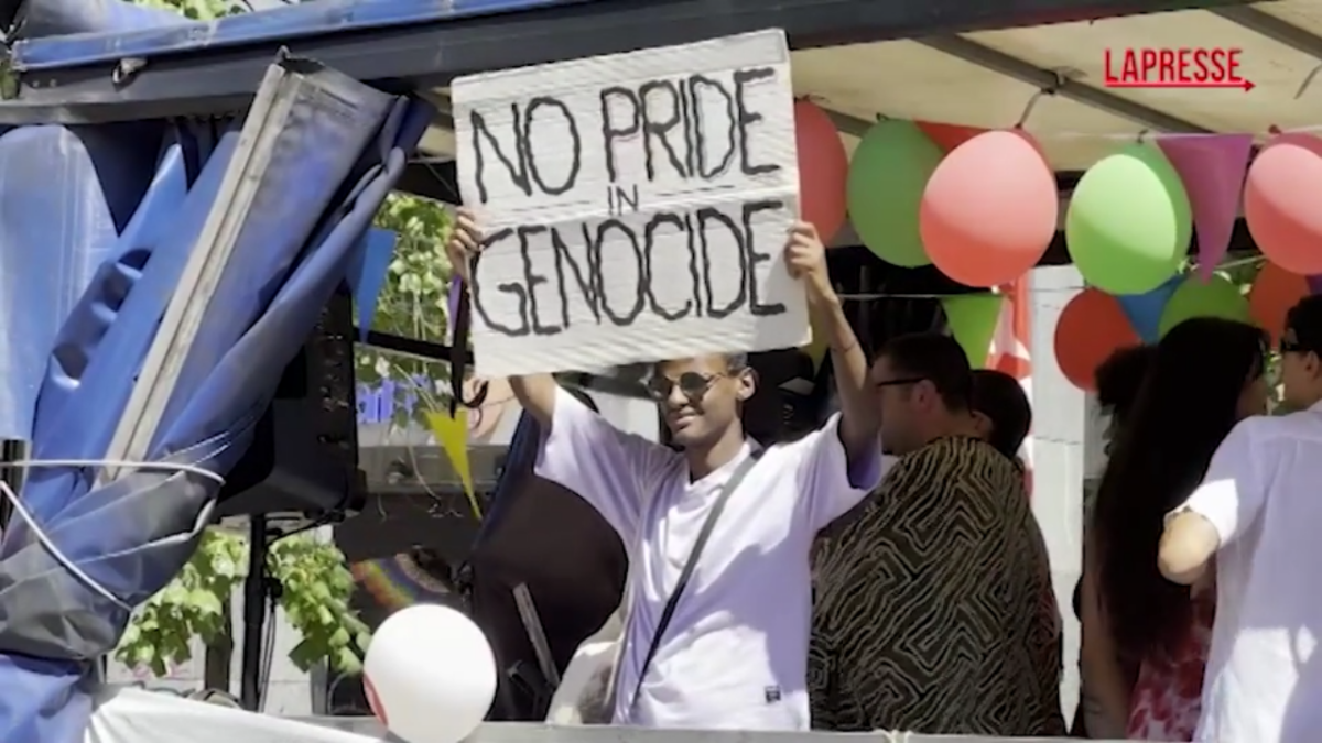 Pride 2025, migliaia a Milano: bandiere Pro Pal e cartonato Fontana con bandiera arcobaleno