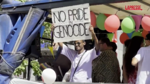 Pride 2025, migliaia a Milano: bandiere Pro Pal e cartonato Fontana con bandiera arcobaleno