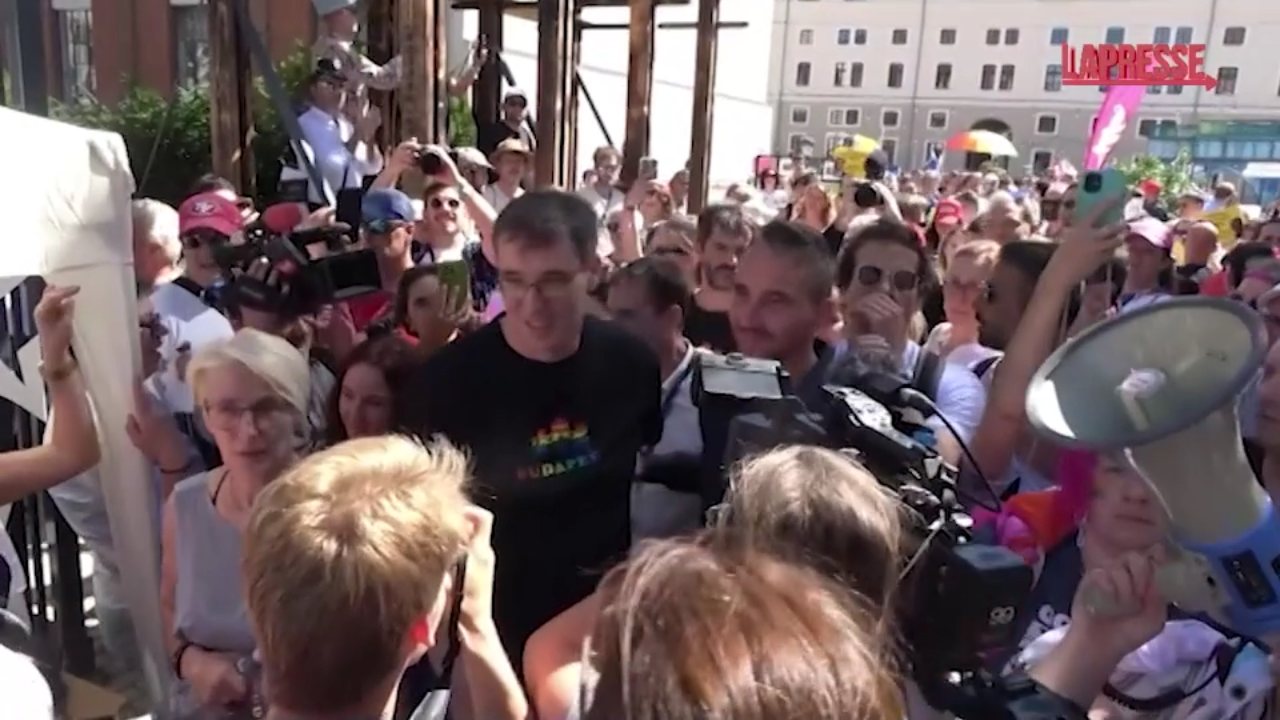 Budapest Pride 2025, bagno di folla per il sindaco della capitale che sfida Orbán Budapest Pride 2025, bagno di folla per il sindaco della capitale che sfida Orbán