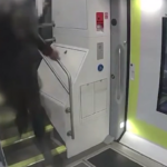 Lecco, rapinavano passeggeri sui treni: arrestati due minorenni