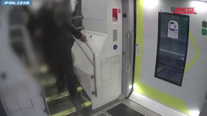 Lecco, rapinavano passeggeri sui treni: arrestati due minorenni