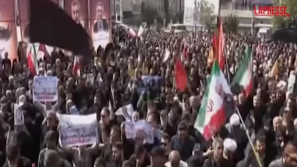 Iran, migliaia a Teheran per i funerali di 60 vittime degli attacchi israeliani Iran, migliaia a Teheran per i funerali di 60 vittime degli attacchi israeliani
