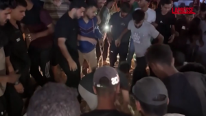 Gaza City, raid israeliano su centro per sfollati: 12 morti