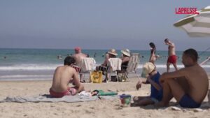 Israele-Iran, la vita a Tel Aviv torna alla normalità: spiaggia affollata e jogging sul lungomare
