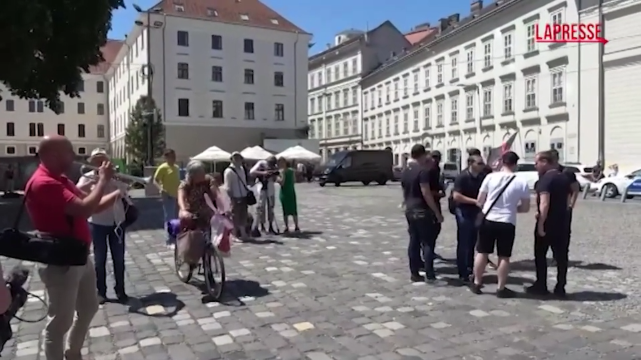Budapest Pride, la tromba “funebre” dell’attivista per i neo nazi che se ne vanno Budapest Pride, la tromba “funebre” dell’attivista per i neo nazi che se ne vanno
