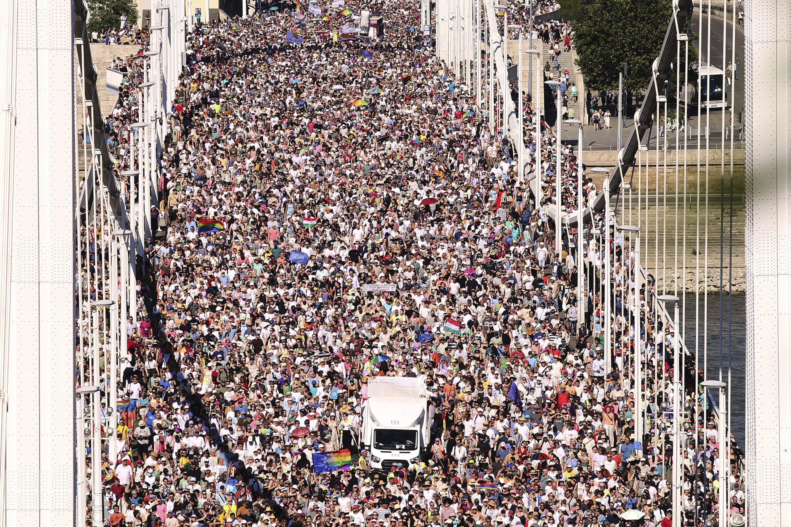 Pride Budapest 2025, la manifestazione che sfida i divieti di Orban