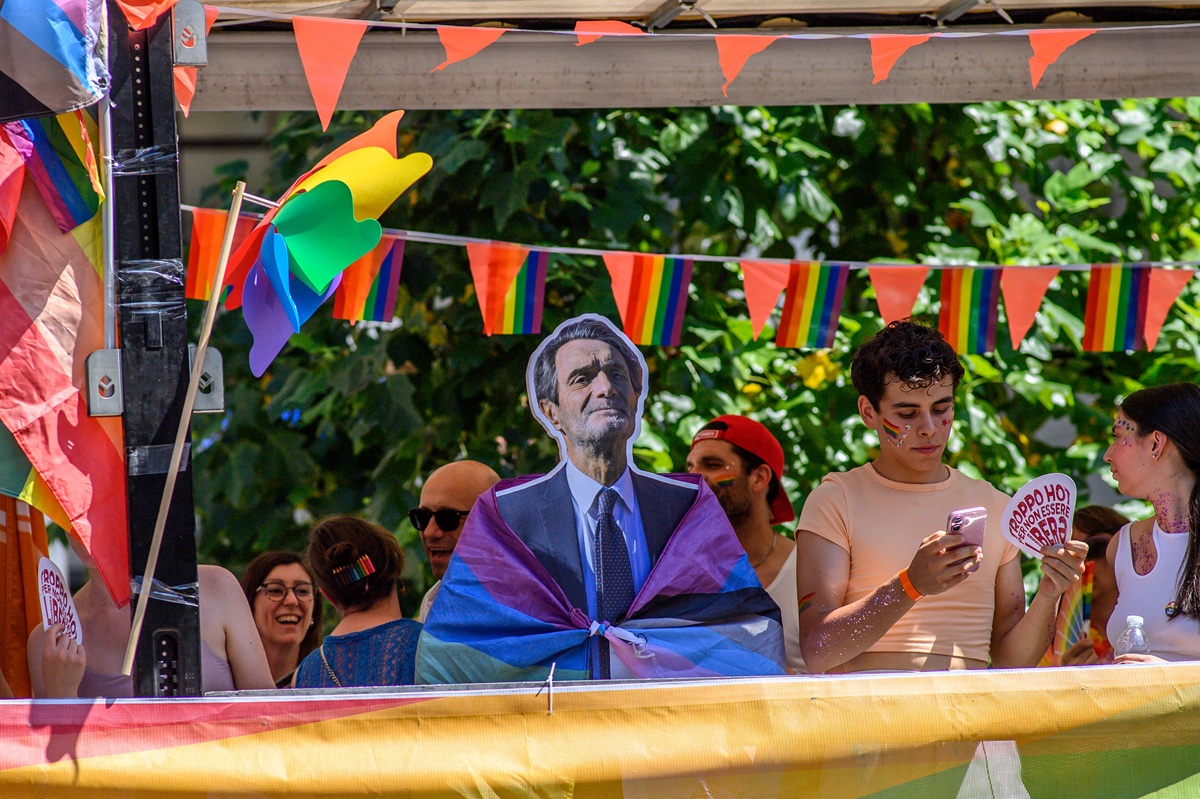 Pride, migliaia a Milano: bandiere Pro Pal e cartonato Fontana con bandiera arcobaleno Pride, migliaia a Milano: bandiere Pro Pal e cartonato Fontana con bandiera arcobaleno
