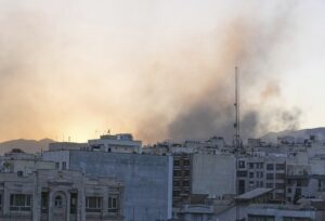 Guerra Iran-Israele, esplosioni a Teheran. Folla ai funerali di Stato per le vittime