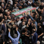 Guerra Iran-Israele, esplosioni a Teheran. Folla ai funerali di Stato per le vittime