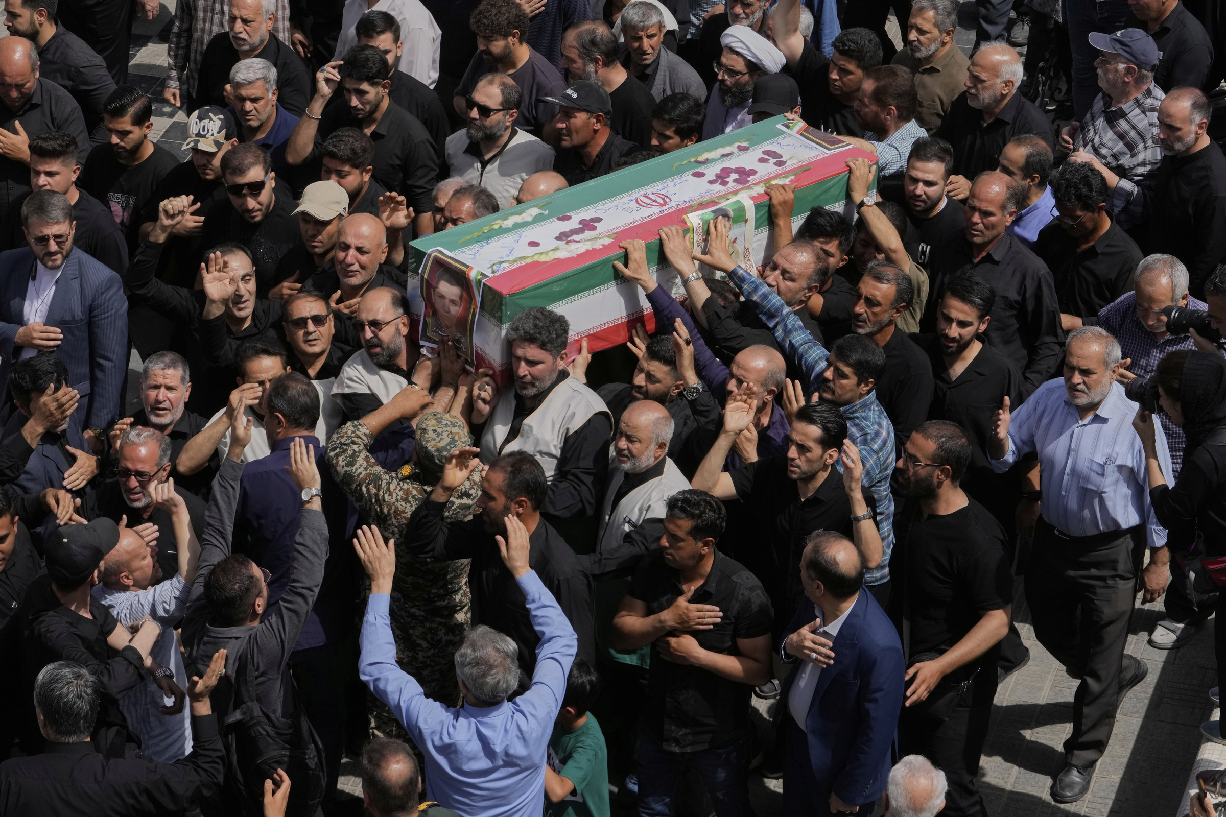 Guerra Iran-Israele, esplosioni a Teheran. Folla ai funerali di Stato per le vittime Guerra Iran-Israele, esplosioni a Teheran. Folla ai funerali di Stato per le vittime