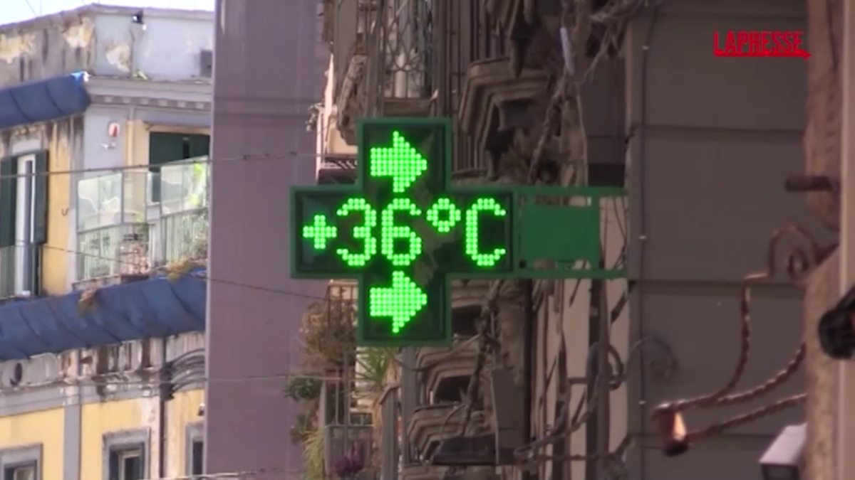 Emergenza caldo, a Napoli prese d’assalto fontanine e chioschi delle granite