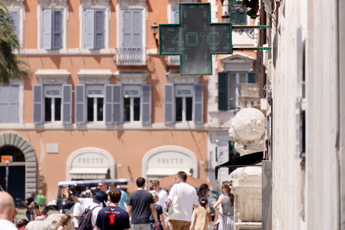 Caldo, medici Sima: ecco i consigli per difendere la pelle da tumori e invecchiamento Caldo, medici Sima: ecco i consigli per difendere la pelle da tumori e invecchiamento