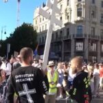 Budapest Pride, con la croce e la bibbia per convertire i manifestanti: “Pentitevi!”