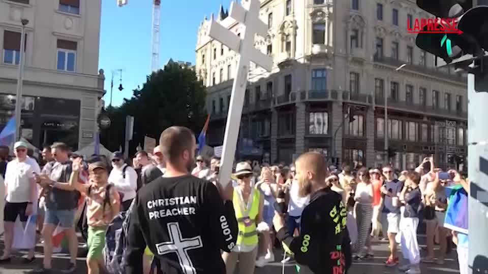 Budapest Pride, con la croce e la bibbia per convertire i manifestanti: “Pentitevi!” Budapest Pride, con la croce e la bibbia per convertire i manifestanti: “Pentitevi!”