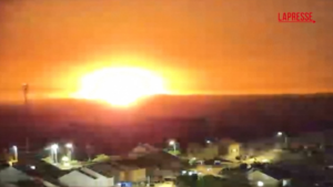 Gaza, forte esplosione nella notte: il video dal sud di Israele