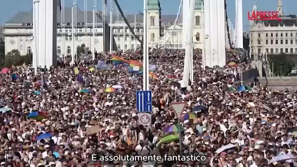 Budapest Pride, 200mila manifestanti in piazza sfidano il divieto del governo Budapest Pride, 200mila manifestanti in piazza sfidano il divieto del governo