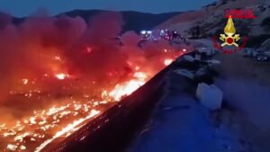 Savona, incendio in una discarica a Vado Ligure: l’intervento dei vigili del fuoco