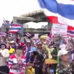 Thailandia, proteste contro il primo ministro: canti e balli per le vie di Bangkok