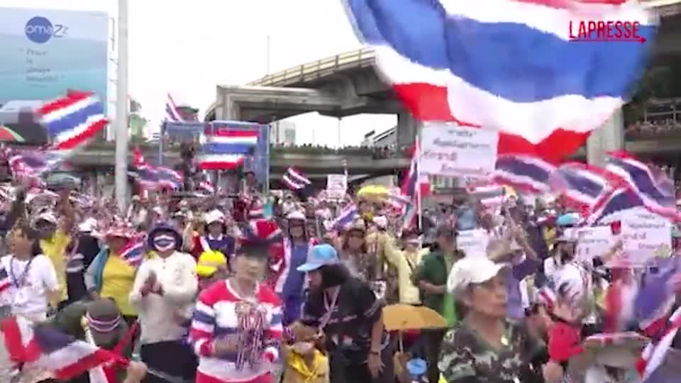 Thailandia, proteste contro il primo ministro: canti e balli per le vie di Bangkok Thailandia, proteste contro il primo ministro: canti e balli per le vie di Bangkok