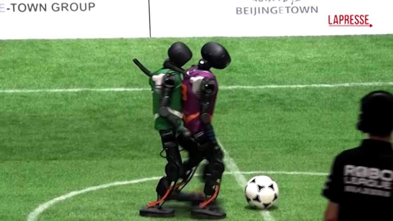 Cina, primo partita di calcio tra robot umanoidi Cina, primo partita di calcio tra robot umanoidi