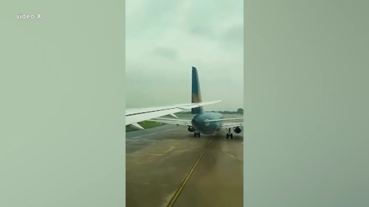 Vietnam, incidente in pista ad Hanoi: Boeing trancia coda di un altro aereo Vietnam, incidente in pista ad Hanoi: Boeing trancia coda di un altro aereo