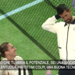 Djokovic e Sabalenka scherzano fuori dal campo. Lui: “Ti manca intensità”. Lei: “Non sei più il mio giocatore preferito”