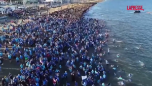 Cile, il tuffo nelle fredde acque dello Stretto di Magellano