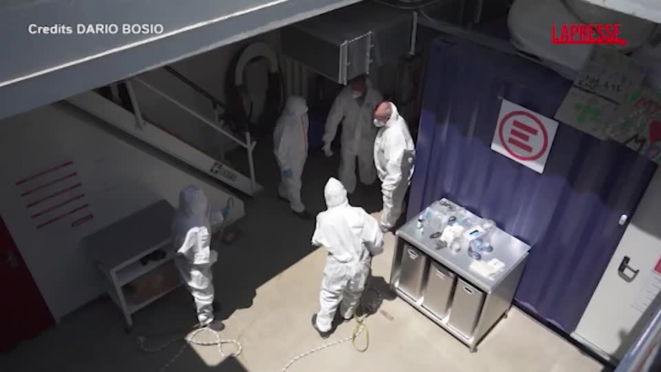 Migranti, la nave di Emergency recupera i corpi di due persone Migranti, la nave di Emergency recupera i corpi di due persone