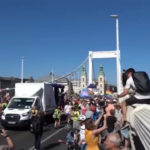 Pride Budapest 2025, l’estrema destra occupa un ponte per bloccarlo ma il corteo lo aggira