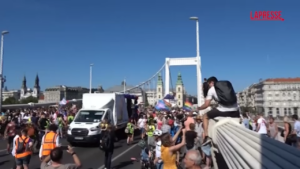 Pride Budapest 2025, l’estrema destra occupa un ponte per bloccarlo ma il corteo lo aggira