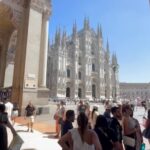 Weekend da bollino rosso per il caldo a Milano, le voci dei turisti: “Ci salva l’aria condizionata dei negozi”