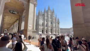 Weekend da bollino rosso per il caldo a Milano, le voci dei turisti: “Ci salva l’aria condizionata dei negozi”