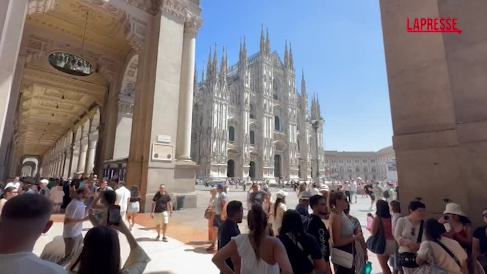 weekend da bollino rosso per il caldo a milano le voci dei turisti ci salva l8217aria condizionata dei negozi