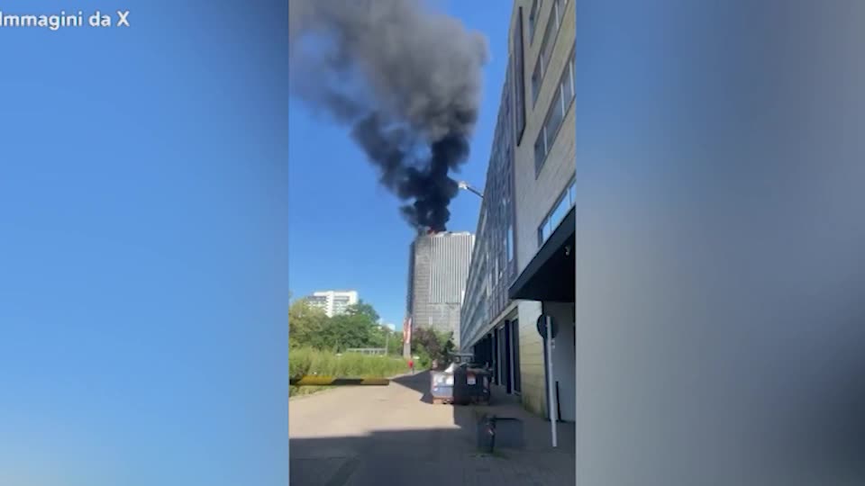 Germania: grattacielo in fiamme, grande colonna di fumo nero su Berlino Germania: grattacielo in fiamme, grande colonna di fumo nero su Berlino
