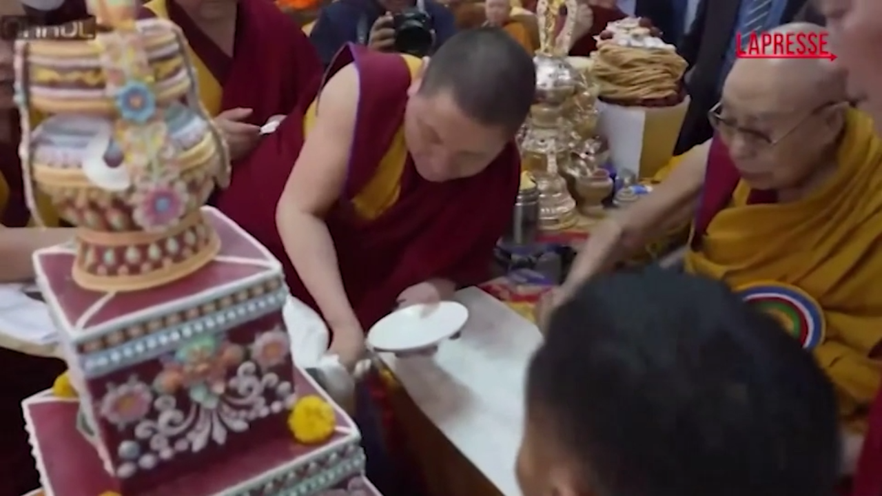 Gli esuli tibetani festeggiano il 90° compleanno del Dalai Lama Gli esuli tibetani festeggiano il 90° compleanno del Dalai Lama