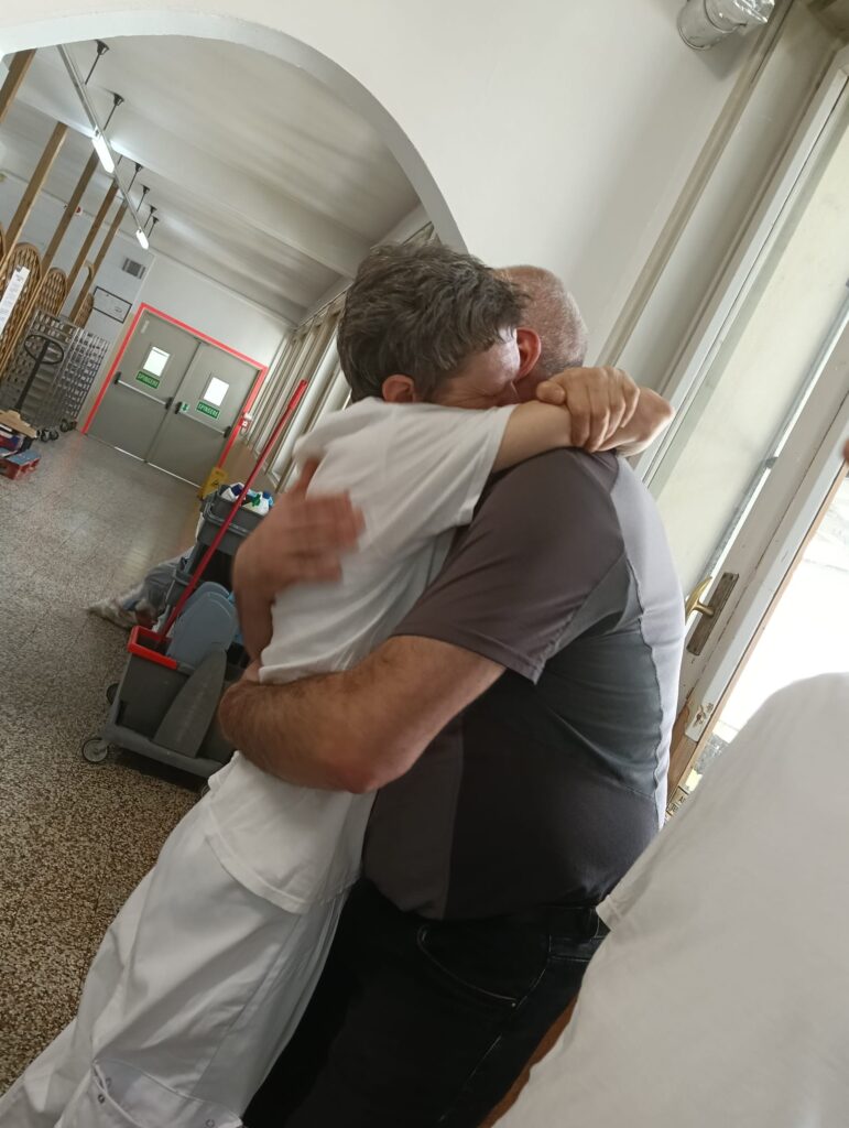 Galleria foto 'Barry Callebaut Verbania, gli abbracci dei dipendenti nel giorno di chiusura' - foto 2