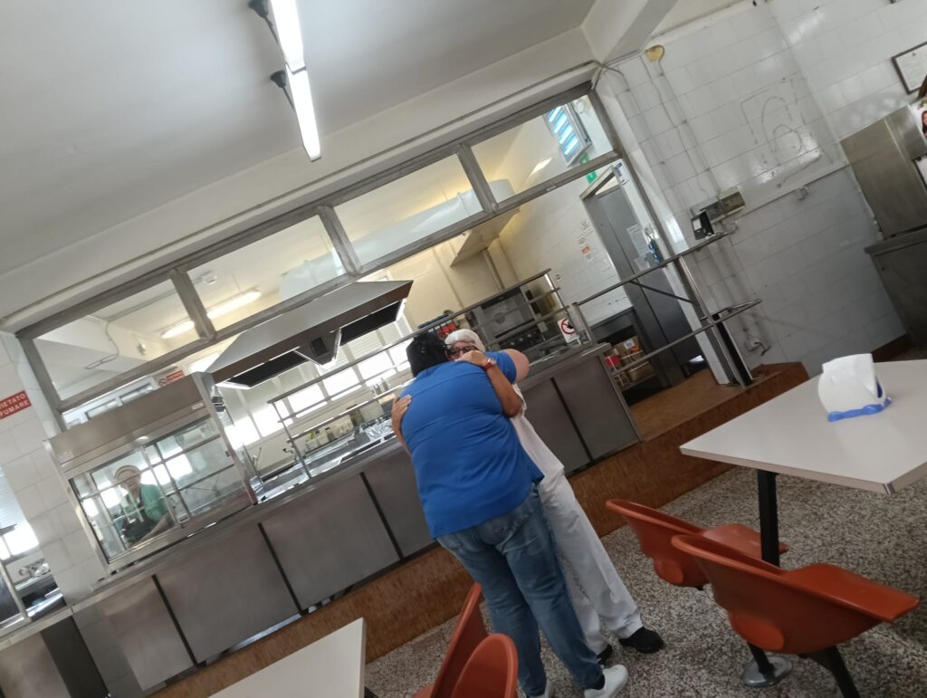 Galleria foto 'Barry Callebaut Verbania, gli abbracci dei dipendenti nel giorno di chiusura' - foto 5