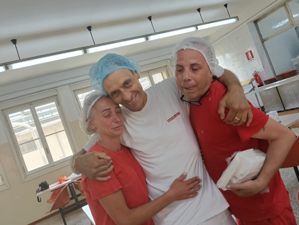 Galleria foto 'Barry Callebaut Verbania, gli abbracci dei dipendenti nel giorno di chiusura' - foto 3