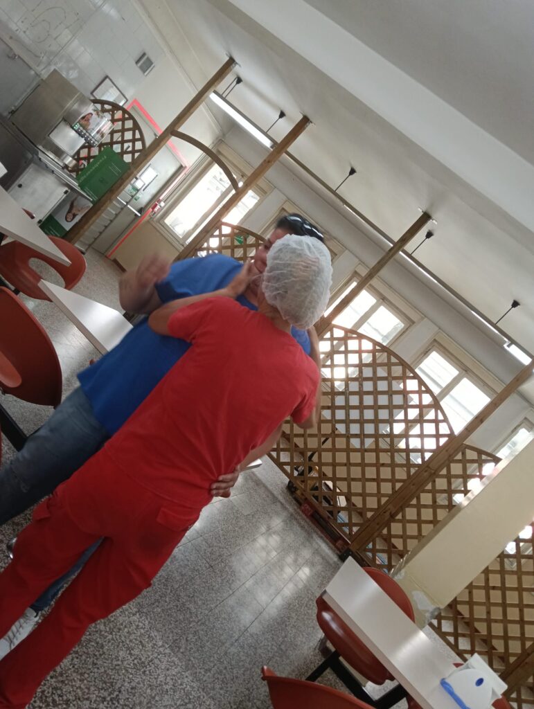 Galleria foto 'Barry Callebaut Verbania, gli abbracci dei dipendenti nel giorno di chiusura' - foto 4